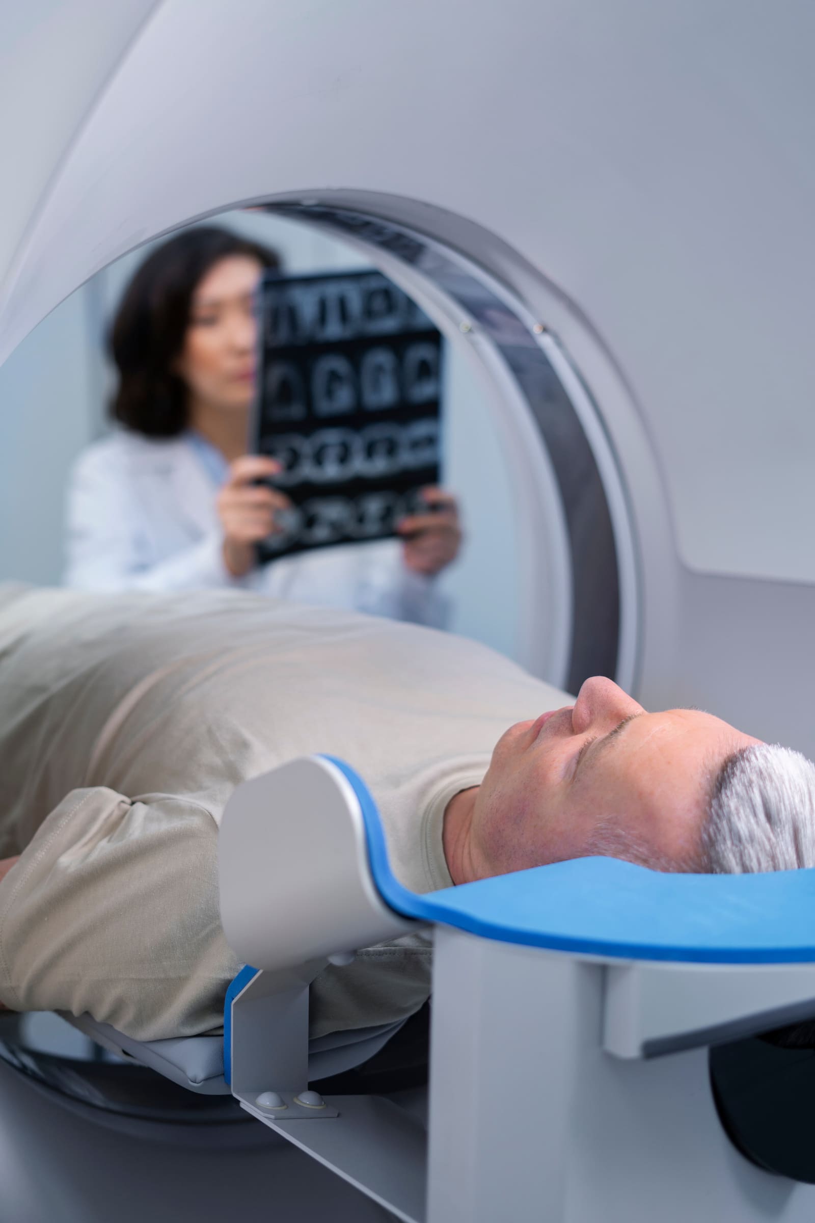 Médico analisando placas de tomografia computadorizada