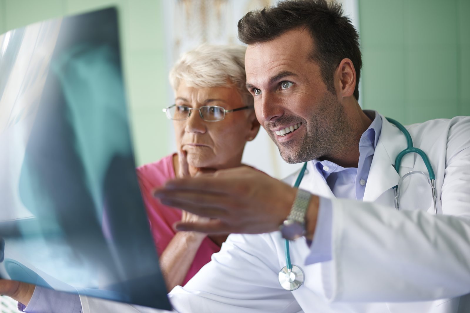 Médica analisando laudo de densitometria